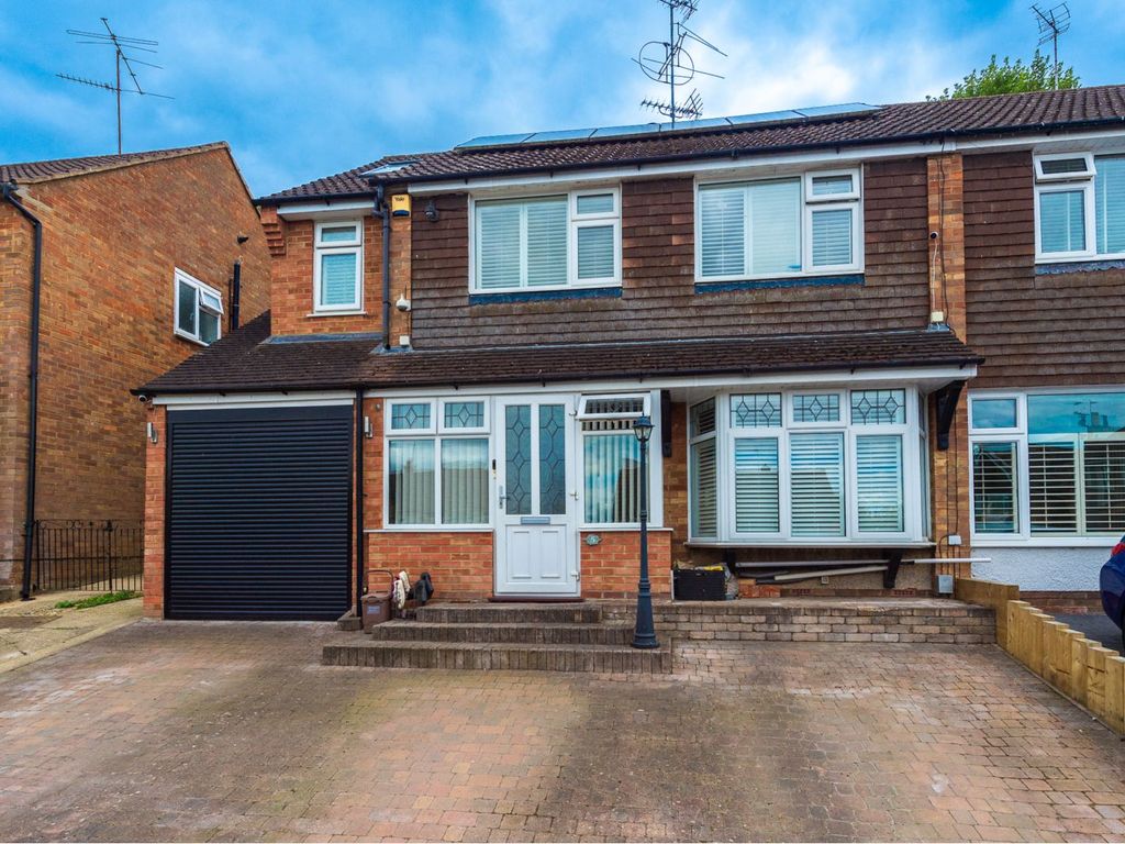 4 bed semidetached house for sale in Daubeney Close, Harlington