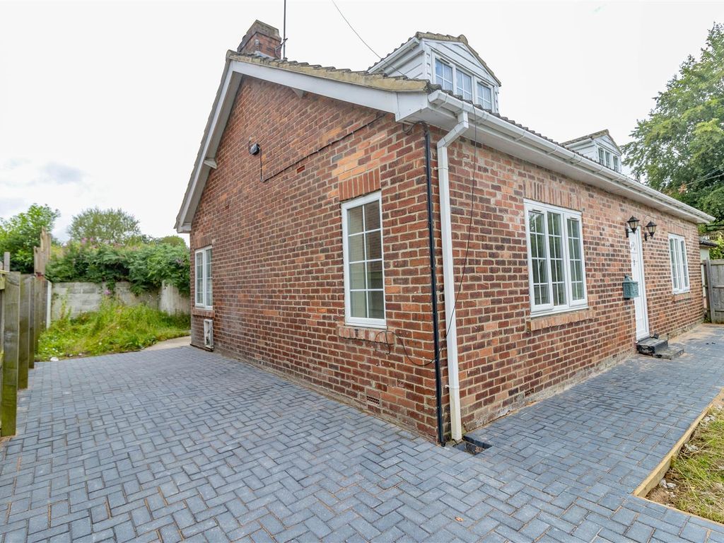 4 bed semidetached bungalow for sale in Hookergate Lane, High Spen