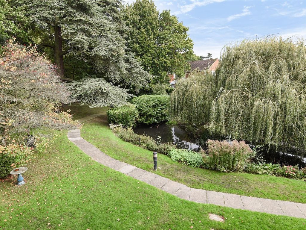 2 bed property for sale in Willow Court, Reading Road, Wokingham