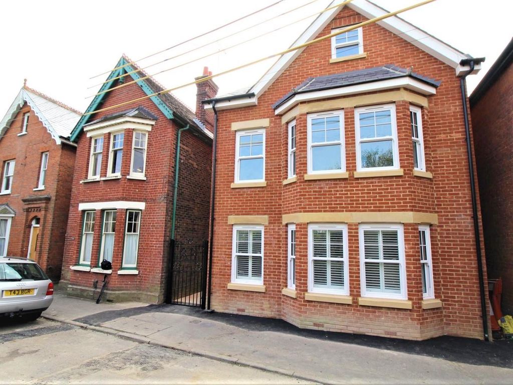 2 bed flat for sale in Springfield Road, Crawley RH11 Zoopla