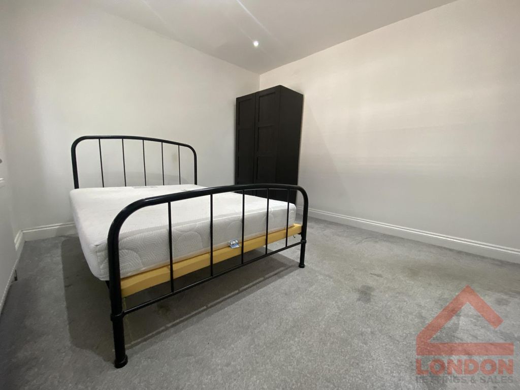Room to rent in Sydenham Road, Croydon CR0, £915 pcm Zoopla