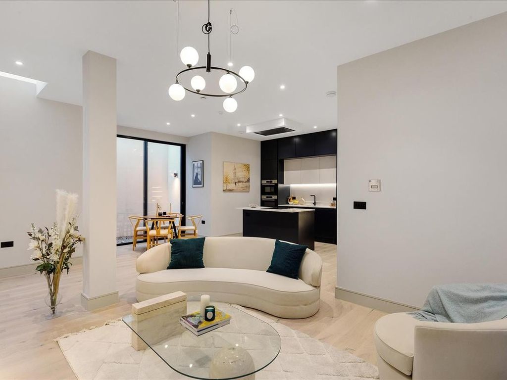 2 bed flat for sale in Fulham Palace Road, Fulham, London SW6, £899,950