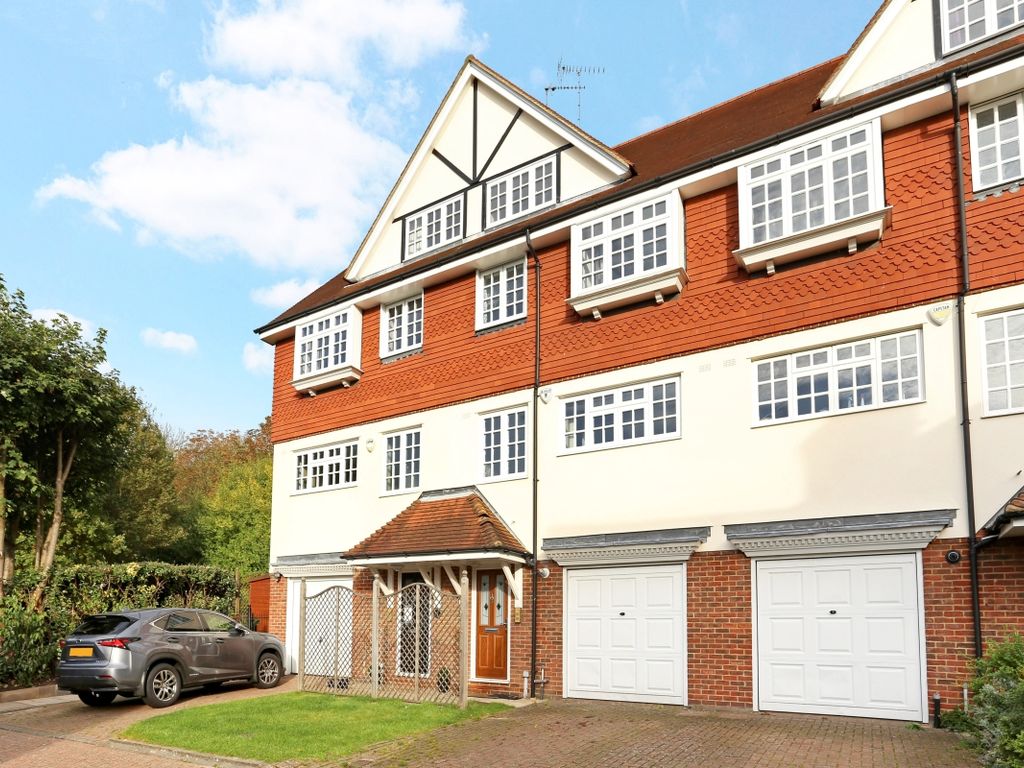 4 bed town house to rent in Yew Walk, HarrowOnTheHill, Harrow HA1, £