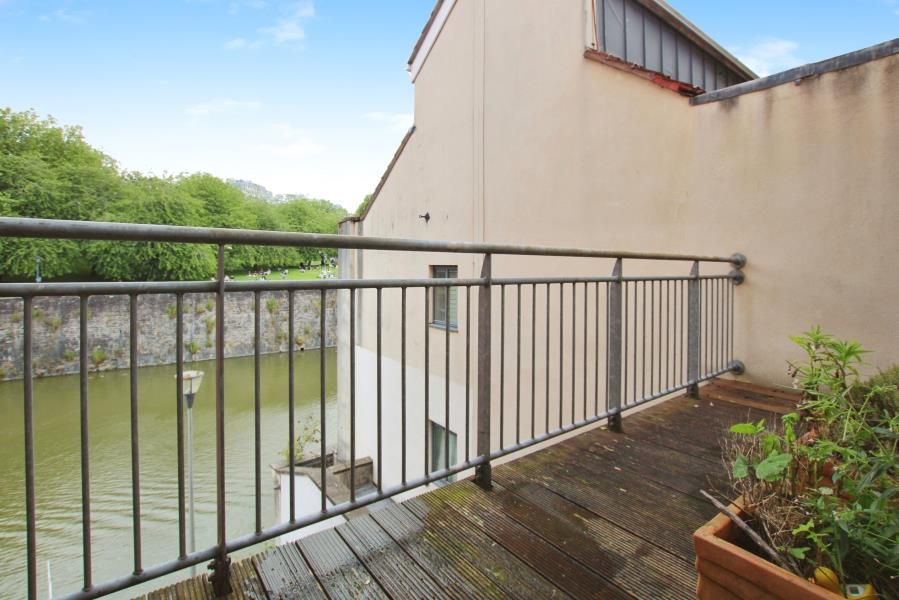 2 bed flat to rent in Brewhouse, Square, Redcliffe, Bristol BS1