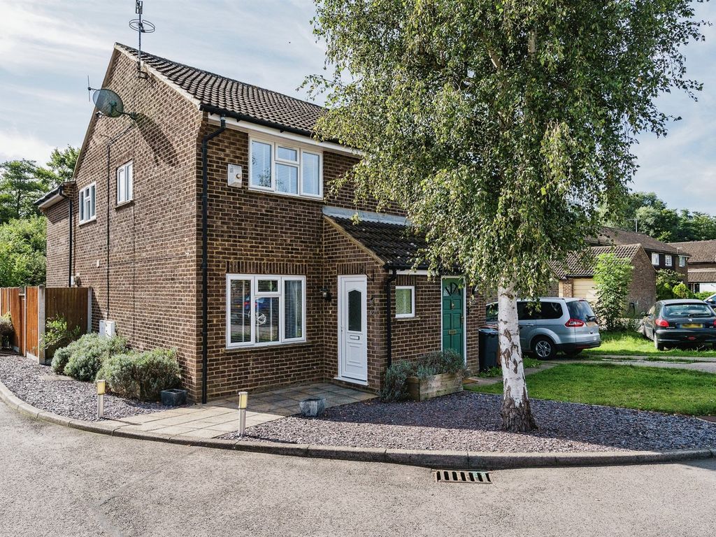 3 bed semidetached house for sale in Willowmead, Hertford SG14, £