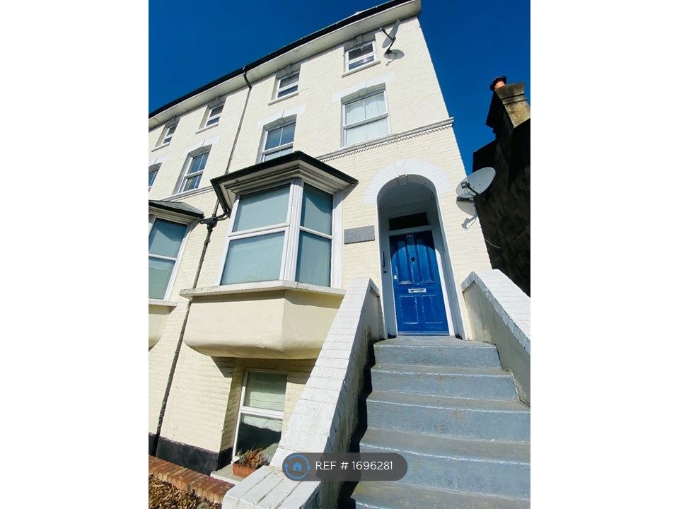 3 bed flat to rent in Brook House, Surbiton KT6 Zoopla