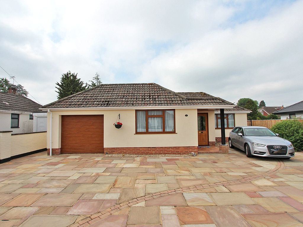 3 bed bungalow for sale in Chestnut Road, Brockenhurst, Hampshire SO42