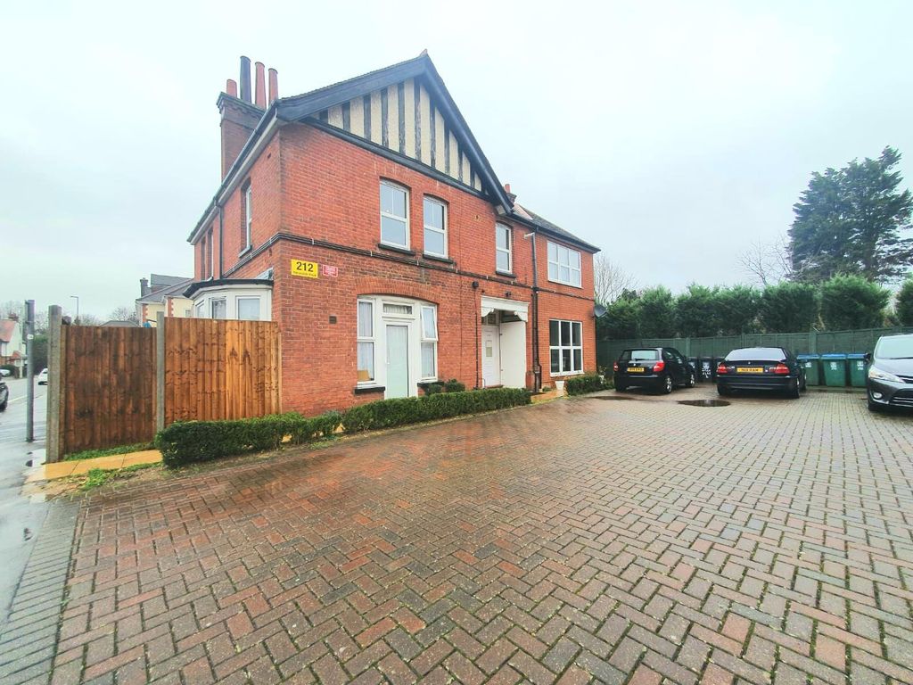 2 bed flat to rent in Harwoods Road, Watford WD18, £1,700 pcm Zoopla