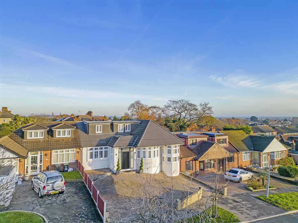 5 bed semidetached house for sale in Bracken Drive, Chigwell IG7, £