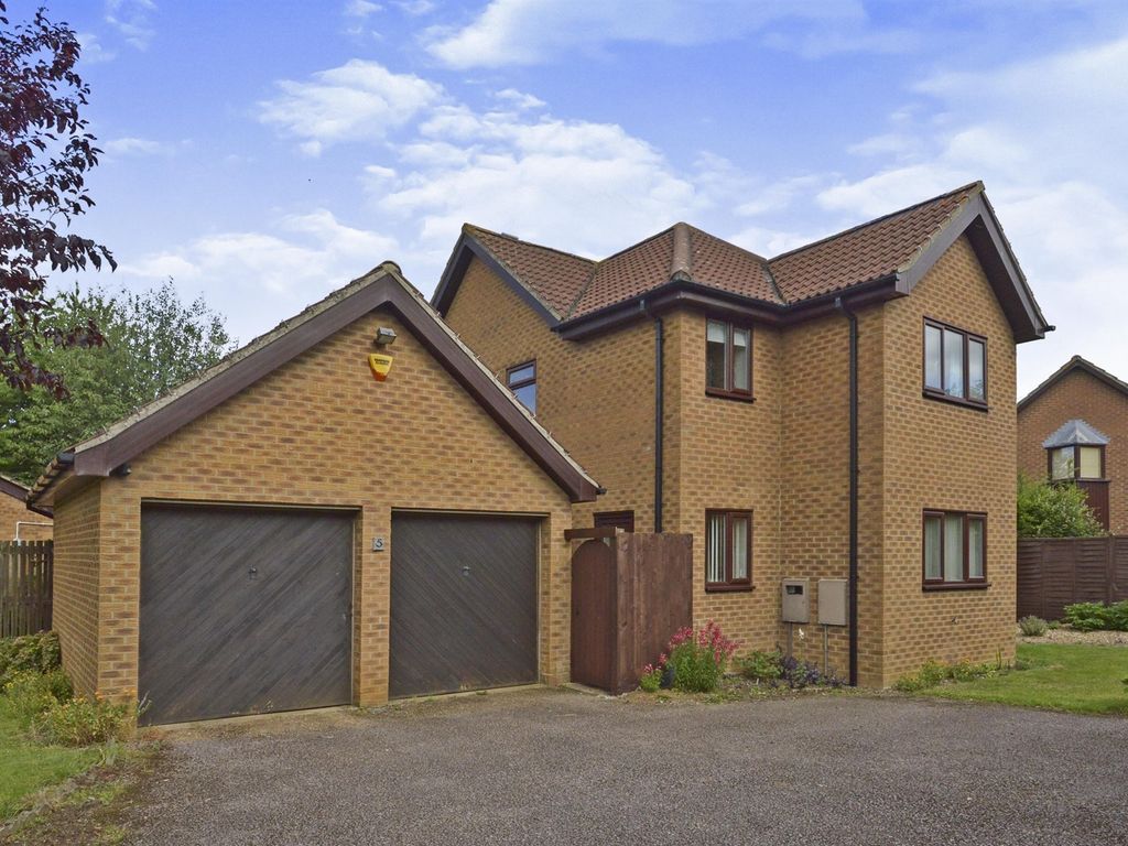 4 bed detached house for sale in Berberis Close, Walnut Tree, Milton