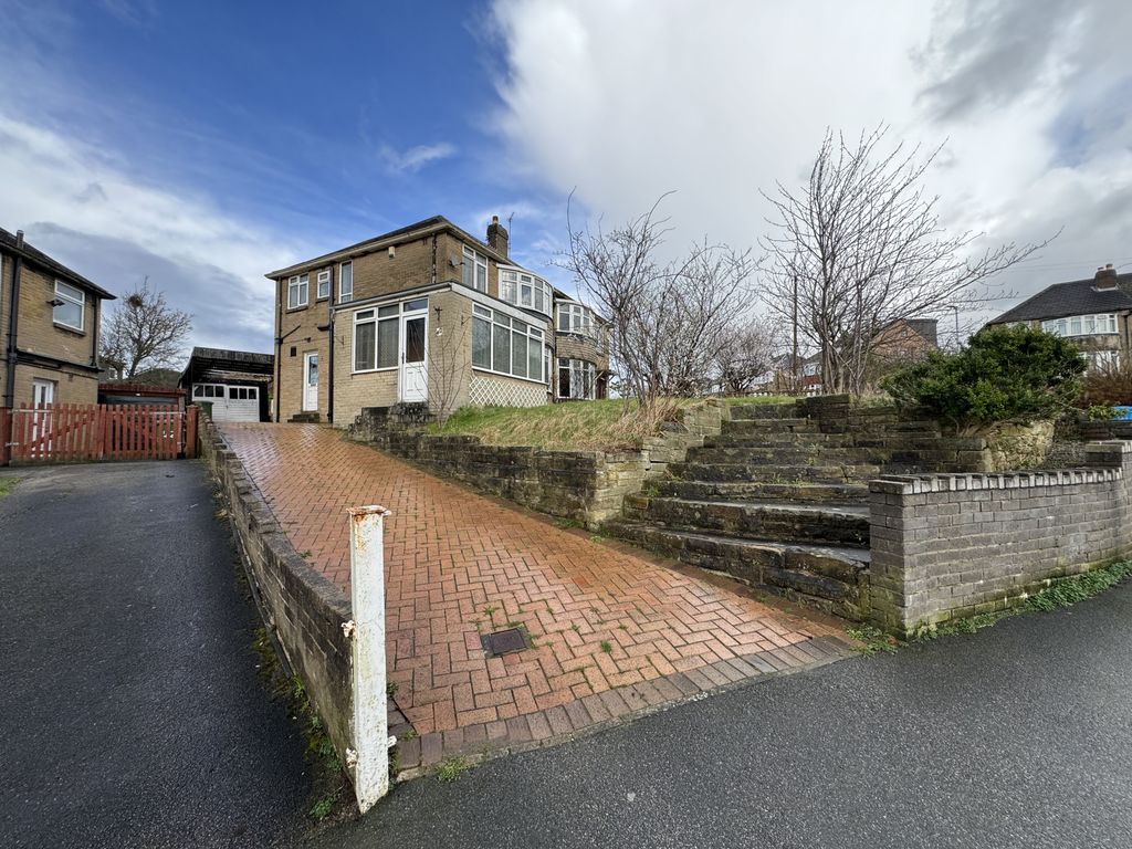 3 bed semidetached house to rent in Carr Manor Parade, Leeds LS17, £