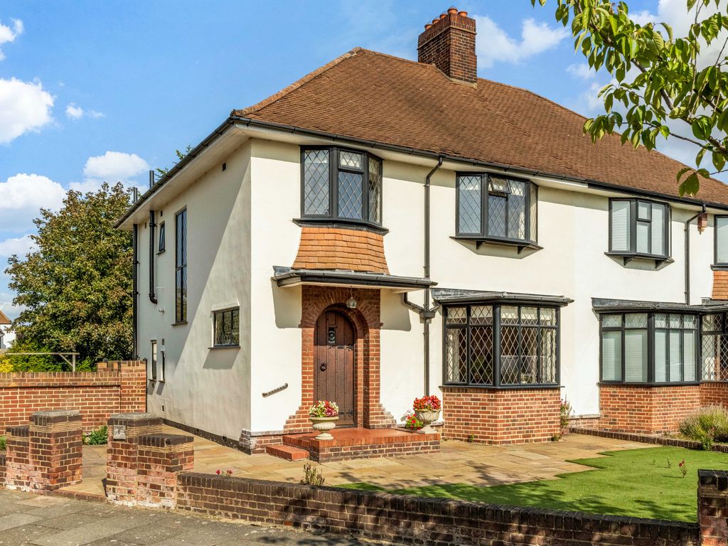 3 bed semidetached house for sale in Cedarhurst Drive, London SE9, £