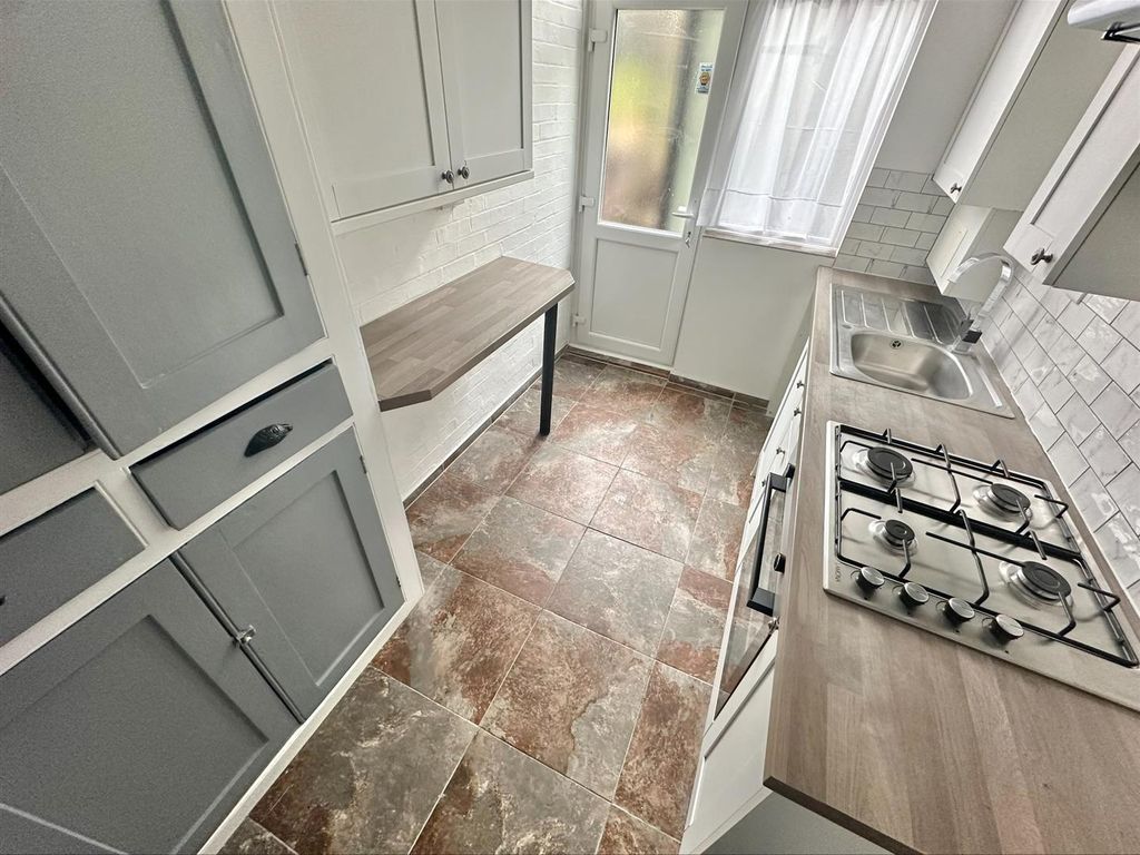 3 bed terraced house to rent in Ferndale Road, Luton LU1, £1,500 pcm