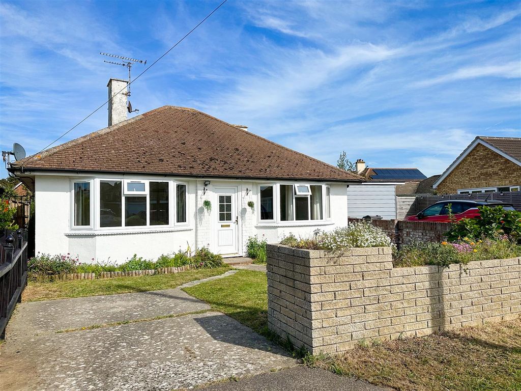 2 bed detached bungalow for sale in Roydon Way, FrintonOnSea CO13, £