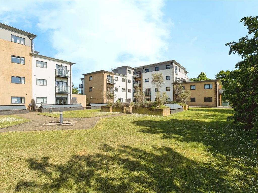 2 bed property for sale in Cottons Approach, Romford, Essex RM7, £