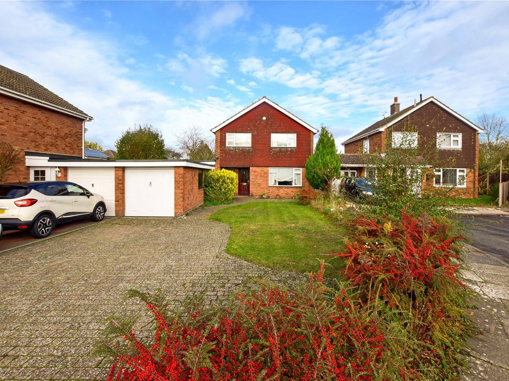 3 bed detached house for sale in Coombe Drive, Dunstable, Bedfordshire