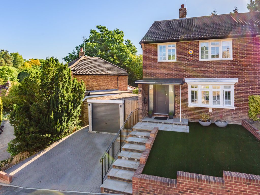 3 bed semidetached house for sale in Beacon Close, Wrecclesham