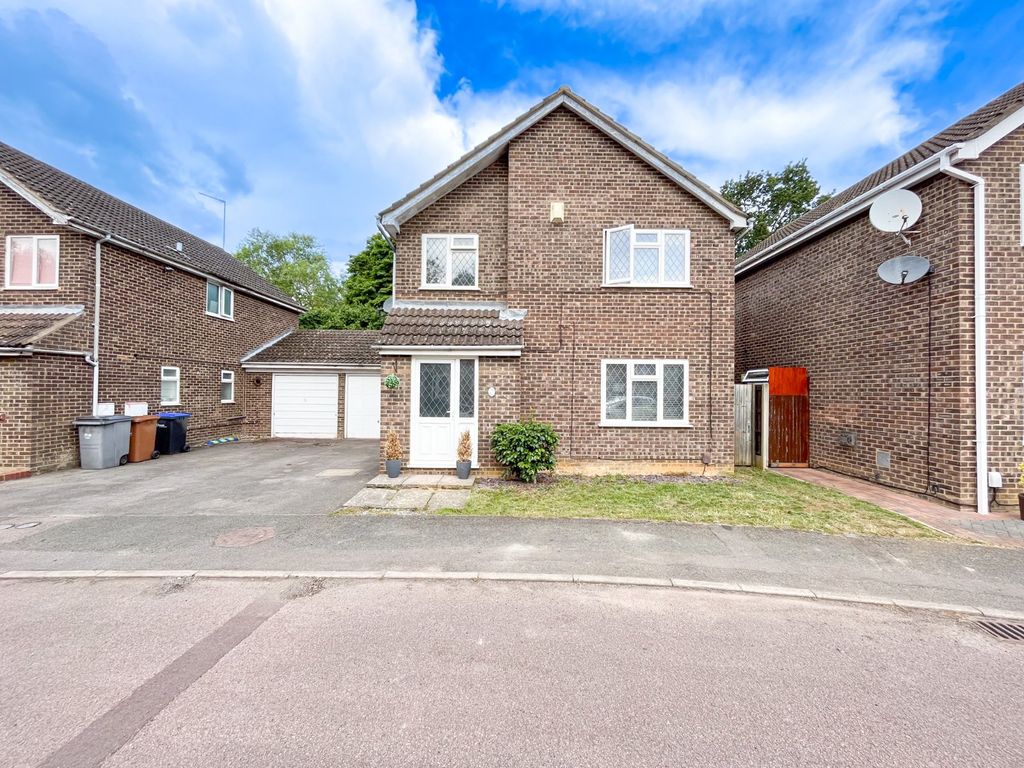 4 bed linkdetached house to rent in Fishers Close, Northampton NN3