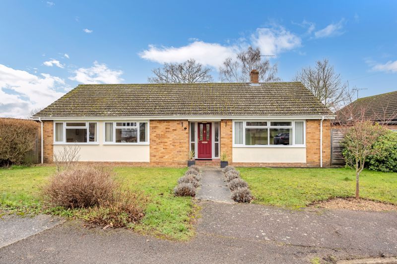 4 bed detached bungalow for sale in Majors Close, Chedburgh, Bury St