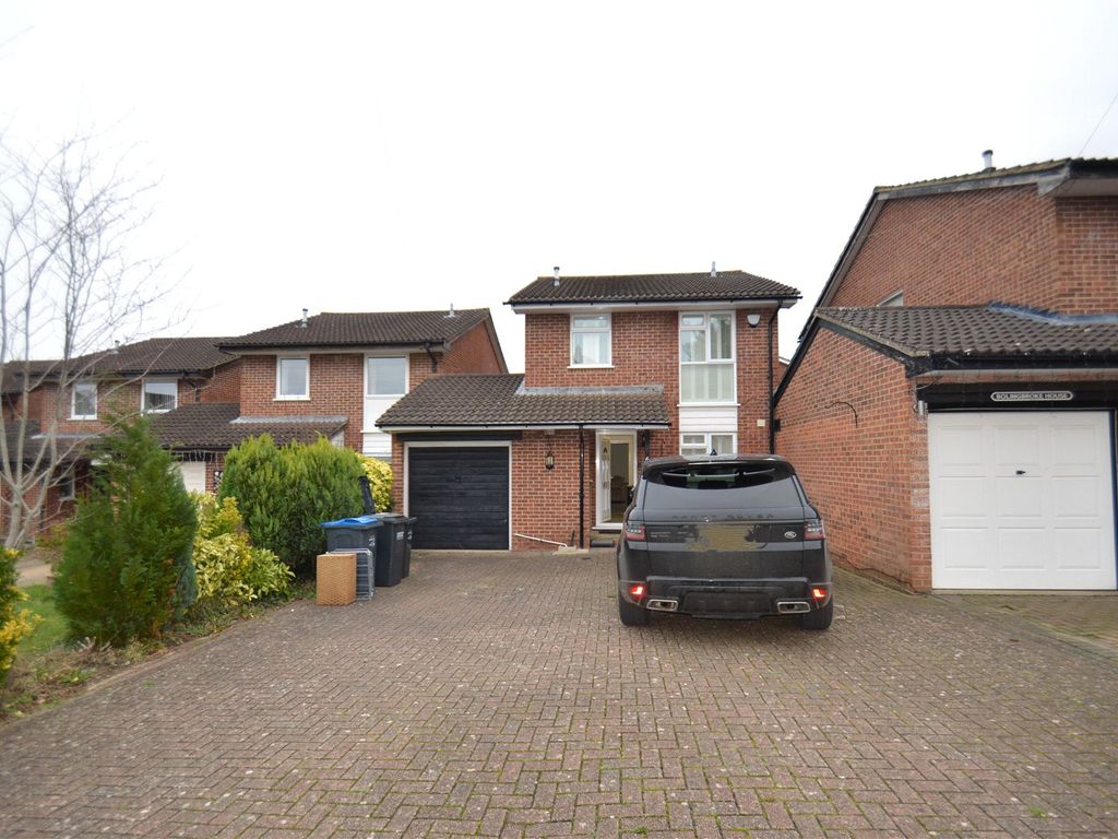 3 bed semidetached house to rent in Asmar Close, Coulsdon CR5, £2,000