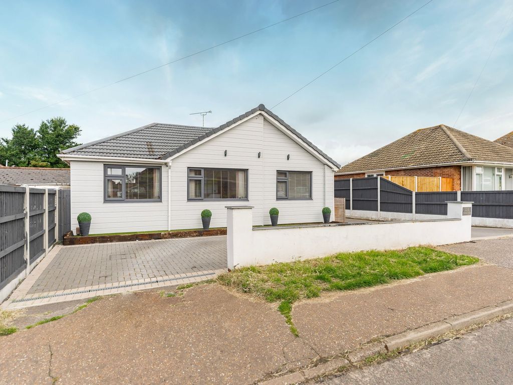 4 bed detached bungalow for sale in Dorothy Avenue, Bradwell NR31, £