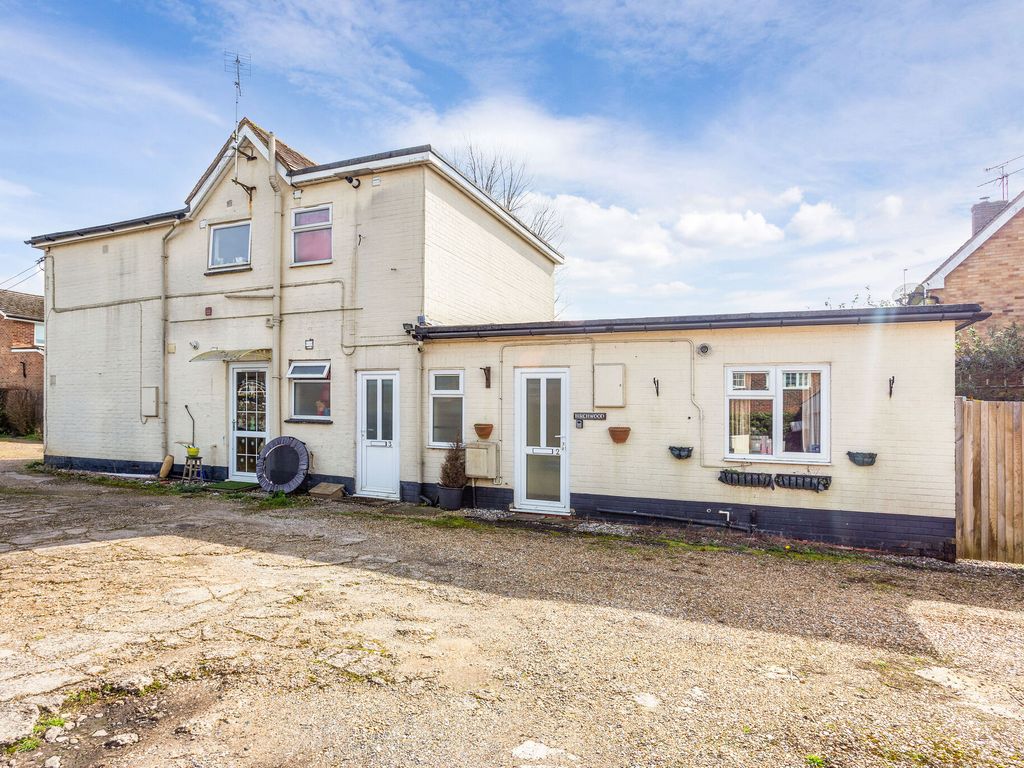 5 bed flat for sale in Headley Road, Liphook GU30, £300,000 Zoopla