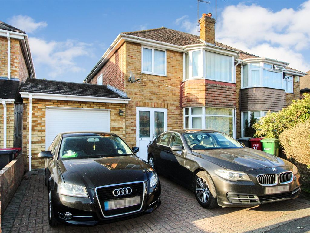 3 bed semidetached house to rent in Amanda Court, Langley, Slough SL3