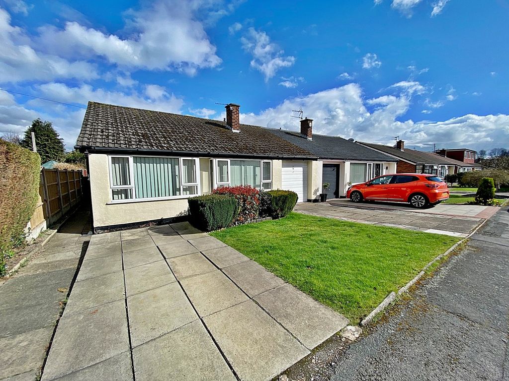 3 bed semidetached bungalow for sale in Dounrey Close, Fearnhead