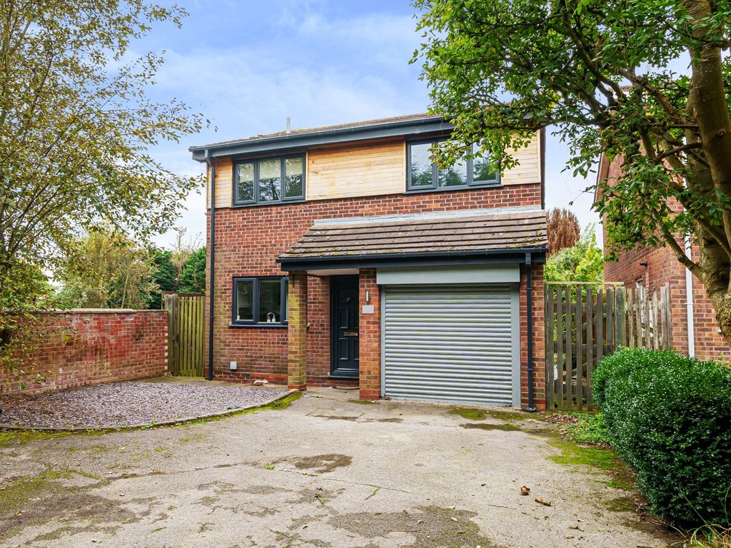 4 bed detached house for sale in Stratford Road, Hockley Heath