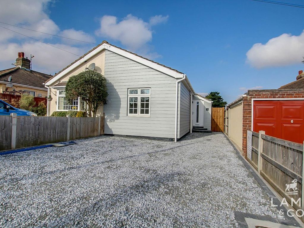 2 bed semidetached bungalow for sale in Craigfield Avenue, ClactonOn