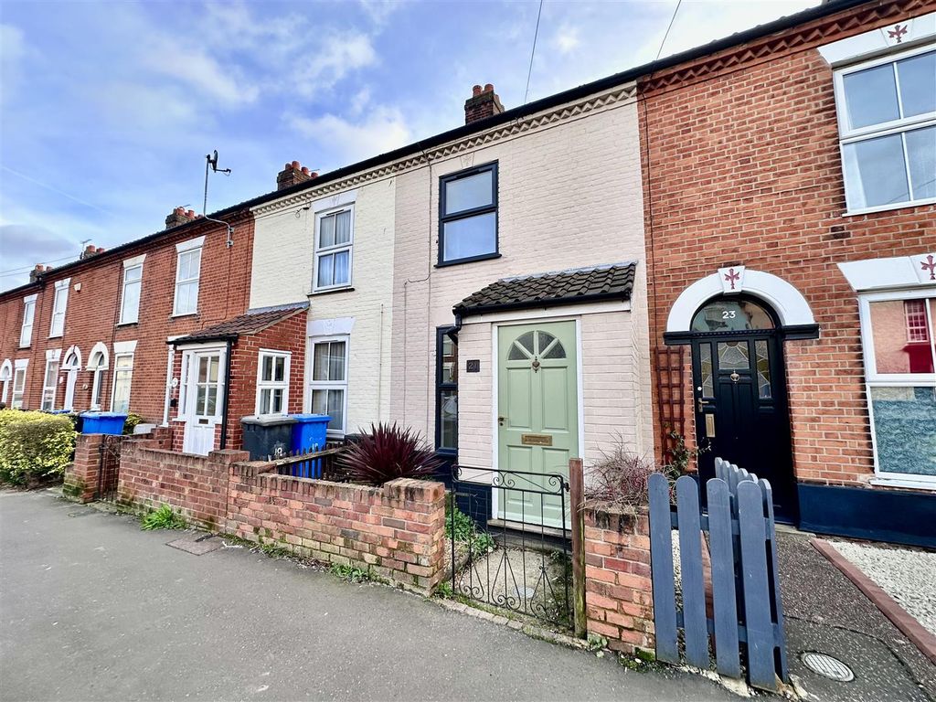 2 bed terraced house to rent in Junction Road, Norwich NR3, £1,250 pcm