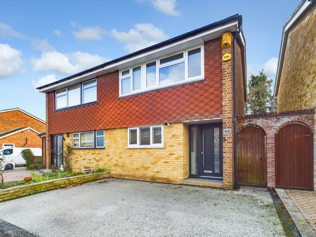 3 bed semidetached house for sale in Birchington Close, Bexleyheath