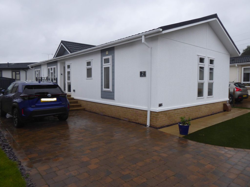 2 bed mobile/park home for sale in Oakwood Court, Hogmoor Road, Bordon