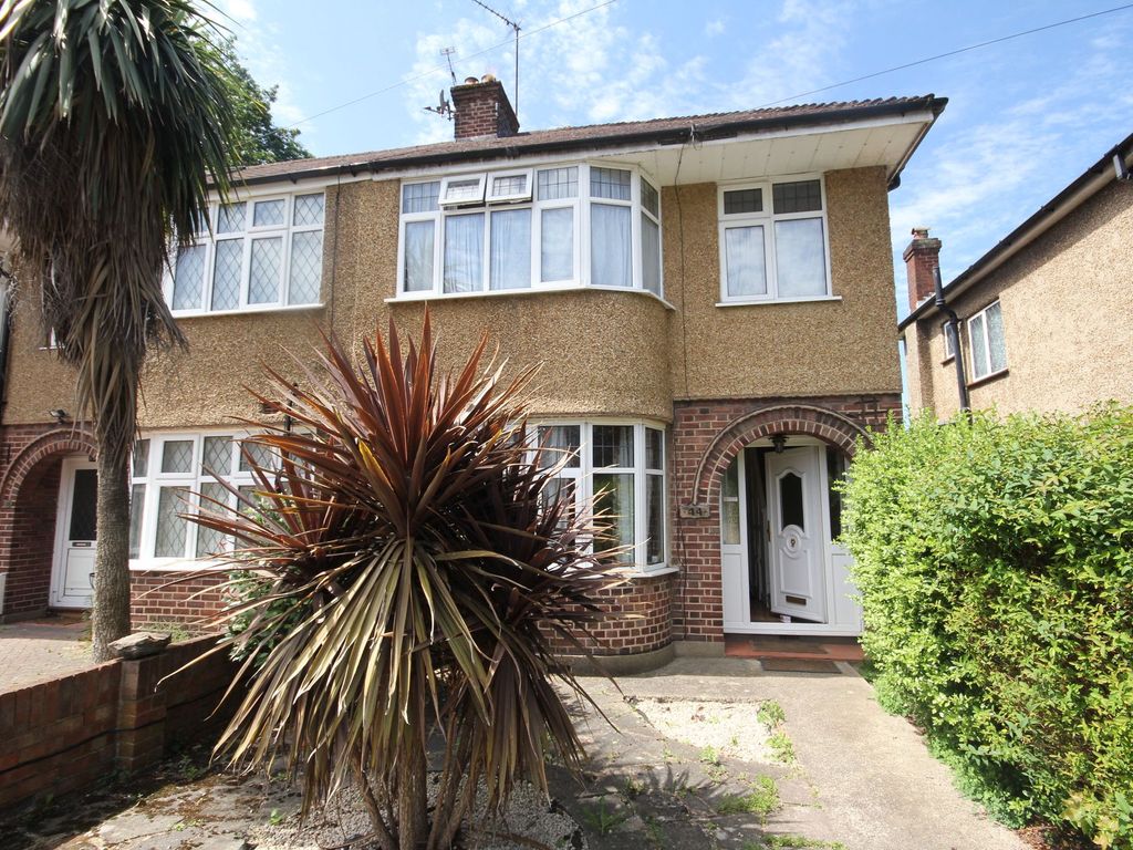 Room to rent in Whitehall Road, Uxbridge UB8, £900 pcm Zoopla