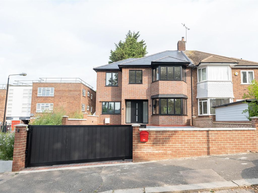 5 bed semidetached house for sale in Hempstead Road, London E17, £