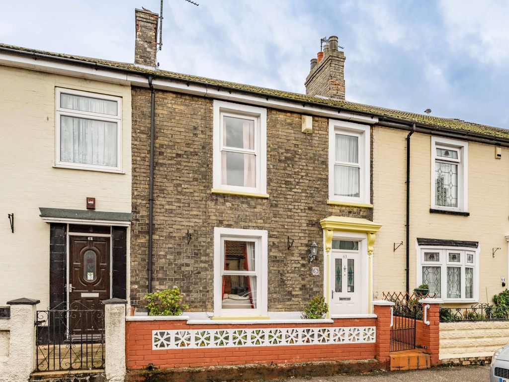 3 bed terraced house for sale in Albion Road, Great Yarmouth NR30, £