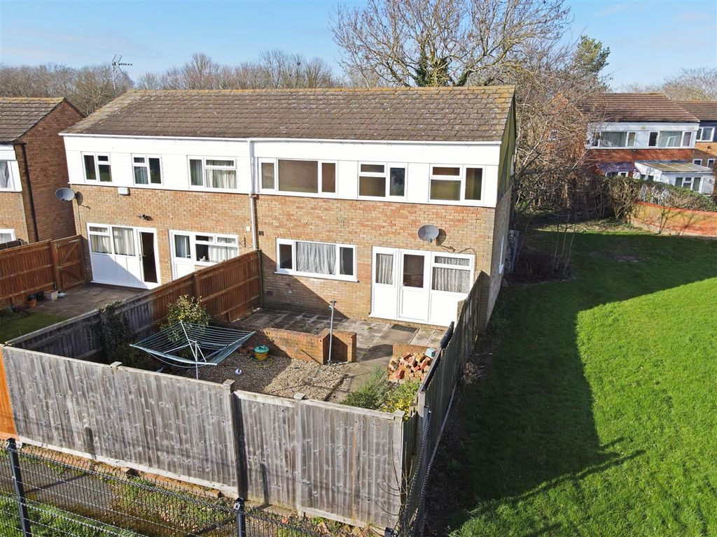 3 bed semidetached house for sale in High Trees, Eaglestone, Milton