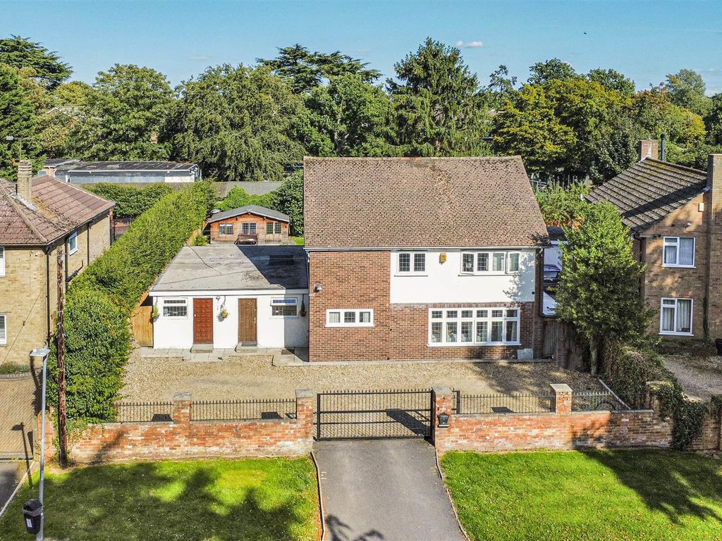 6 bed detached house for sale in Cintra Avenue, Reading RG2, £895,000