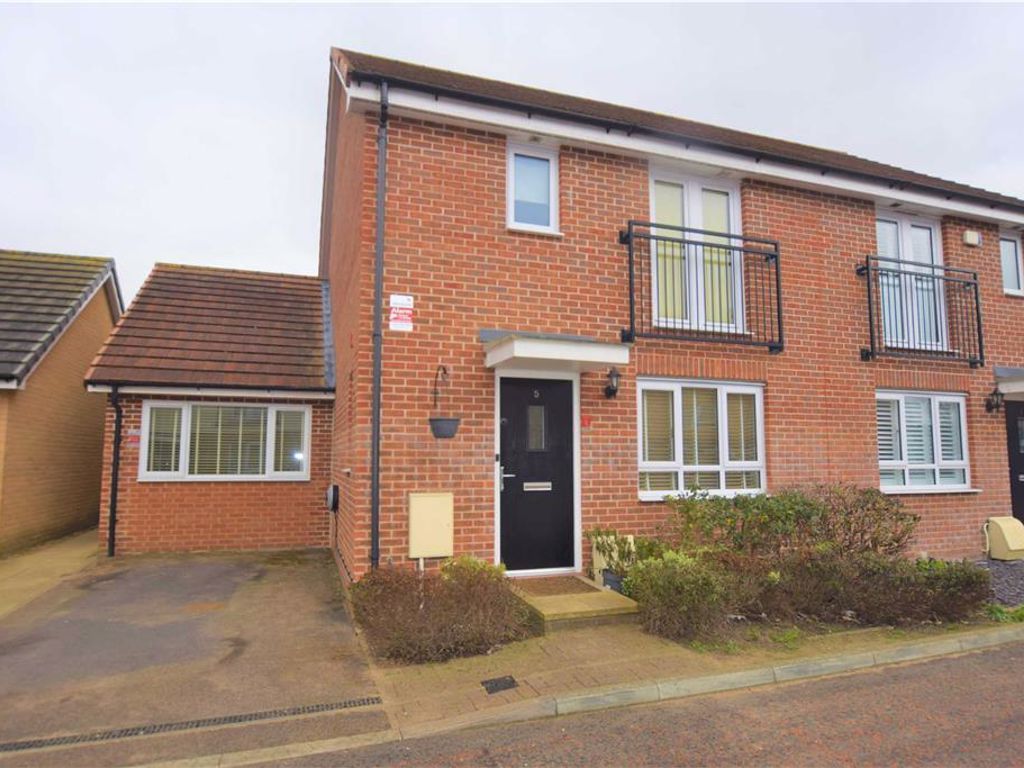4 bed semidetached house for sale in Wilmott Close, Basildon, Essex