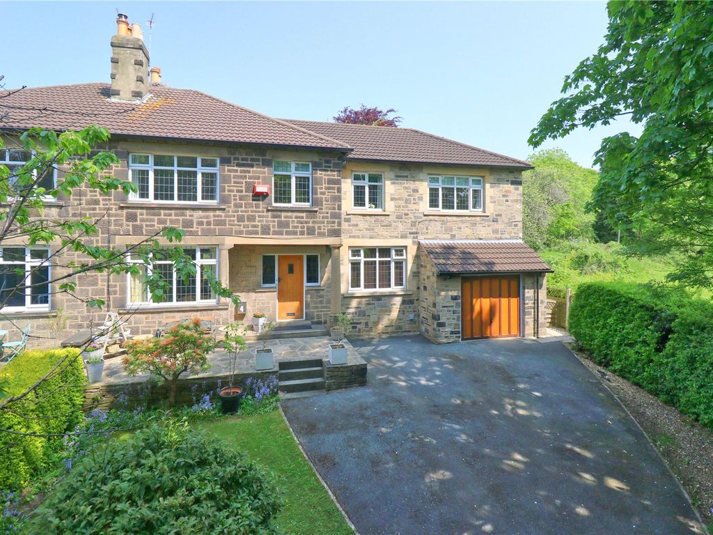 4 bed semidetached house for sale in Layton Close, Rawdon, Leeds, West