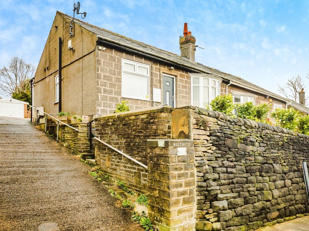 2 bed semidetached bungalow for sale in Warley Road, Halifax HX1, £