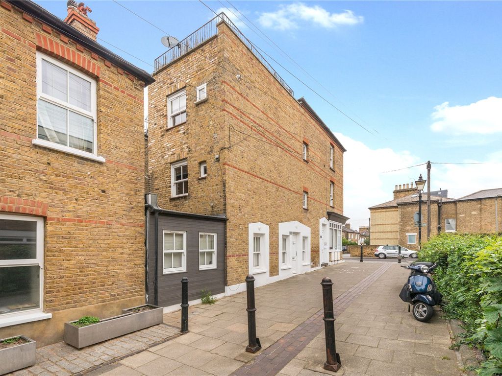 3 bed flat to rent in Lacy Road, Putney SW15, £2,250 pcm Zoopla