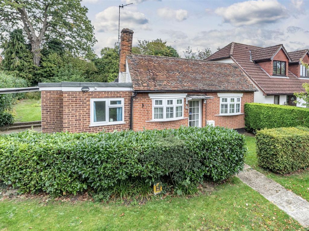 2 bed detached bungalow for sale in Howards Lane, Addlestone KT15, £