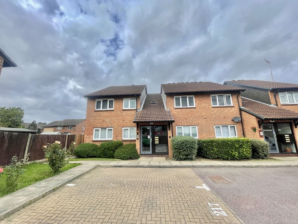 2 bed flat to rent in Colebrook Lane, Loughton IG10, £1,450 pcm Zoopla