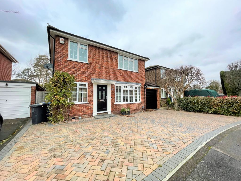 4 bed detached house to rent in Spruce Way, Fleet GU51 Zoopla