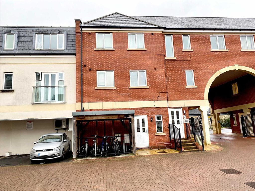 2 bed flat to rent in Ushers Court, Trowbridge BA14, £825 pcm Zoopla