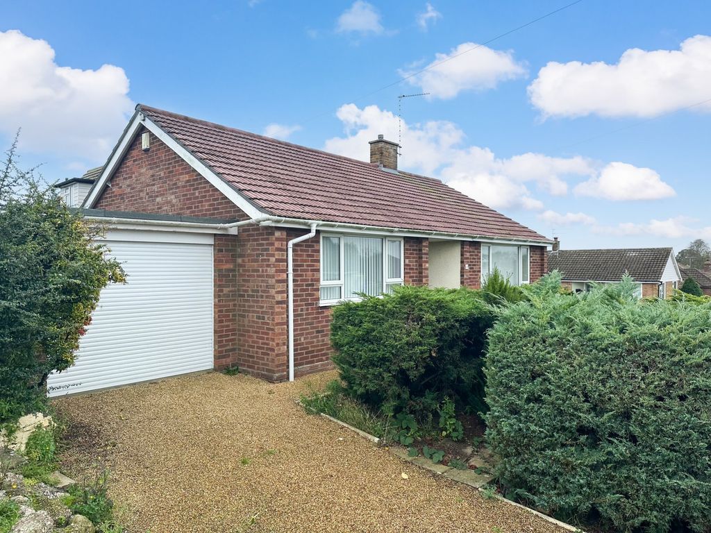 2 bed detached bungalow for sale in Dorothy Avenue, Bradwell, Great