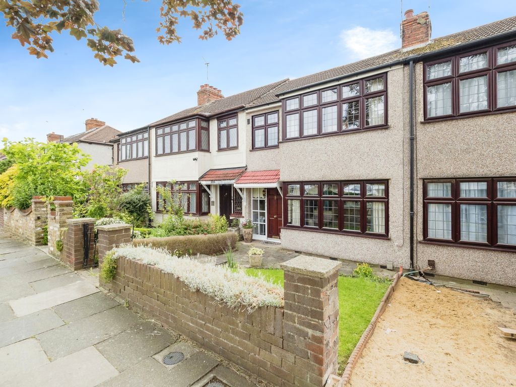 3 bed terraced house for sale in Havering Road, Romford RM1, £400,000