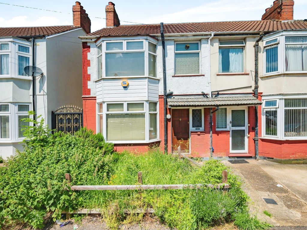 3 bed end terrace house for sale in Carisbrooke Road, Luton LU4, £