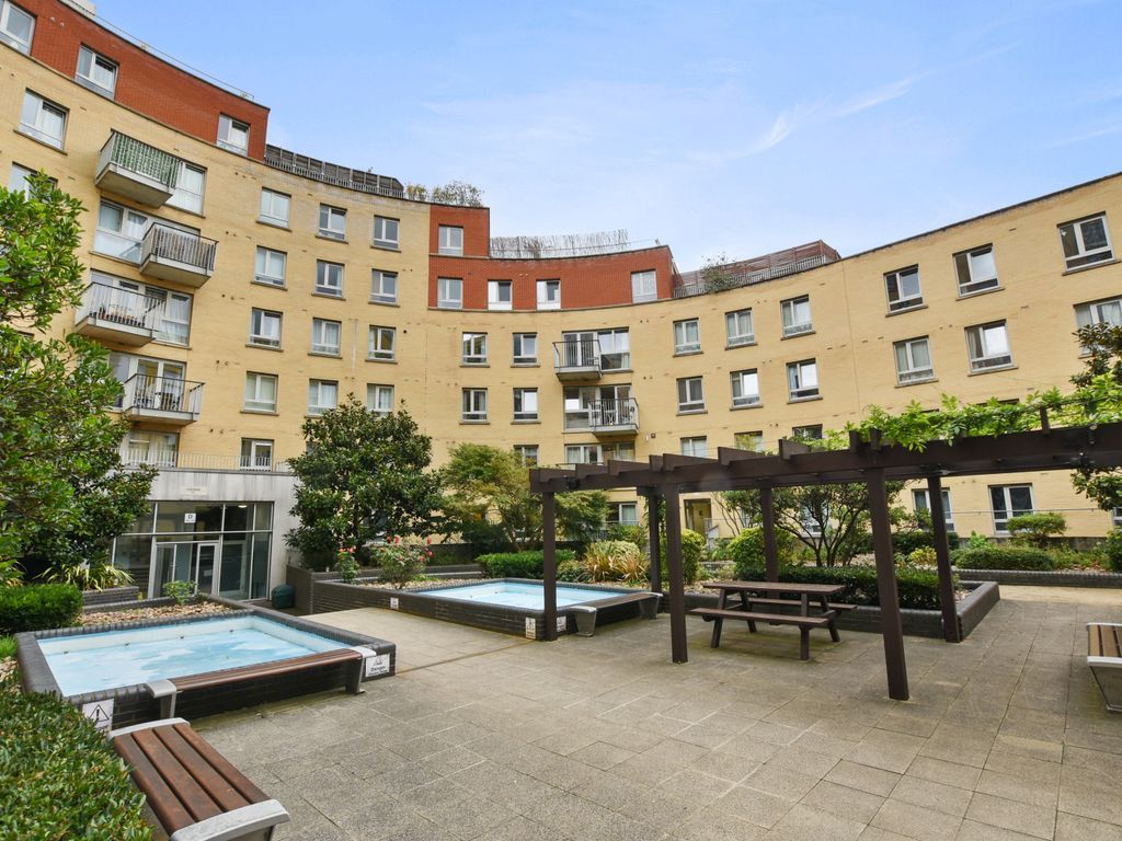 2 bed flat to rent in Buckler Court, Eden Grove, Islington N7, £2,600